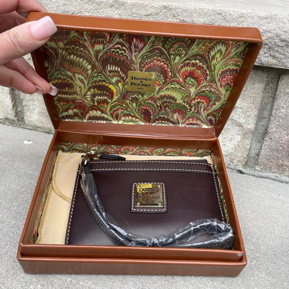 NIB DOONEY & BOURKE 1975 LEATHER WRISTLET Women's Brown Leather Wristlet - Picture 2 of 15